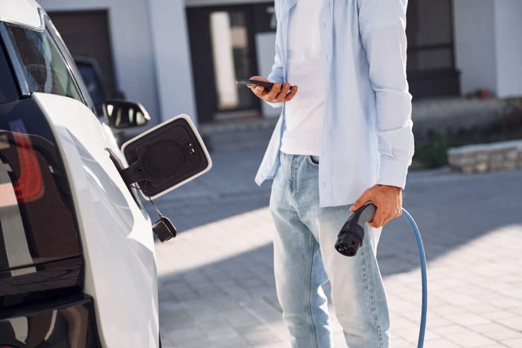 Installation borne de recharge électrique à domicile Lyon par électricien 13-Elec certifié IRVE