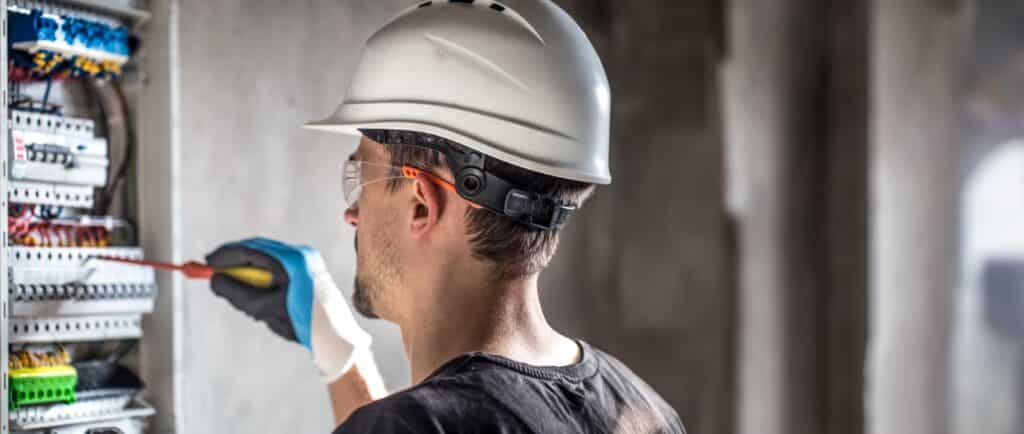 Électricien professionnel effectuant une rénovation électrique partielle à Écully - Installation et mise aux normes par 13-Elec