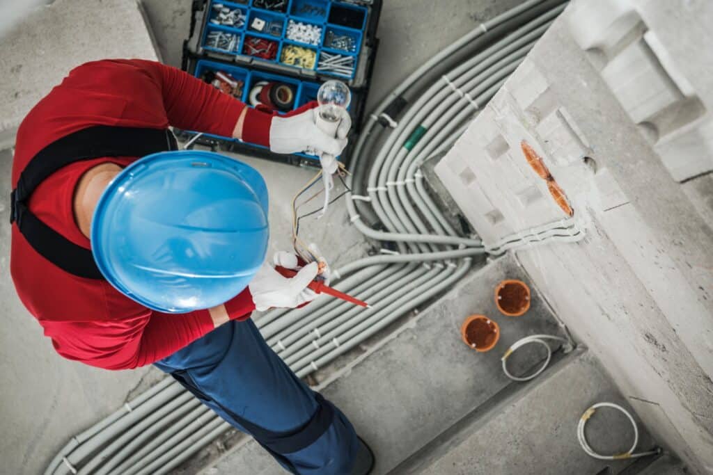 Électricien professionnel 13-Elec réalisant une remise en sécurité électrique à Écully - mise aux normes NFC 15-100