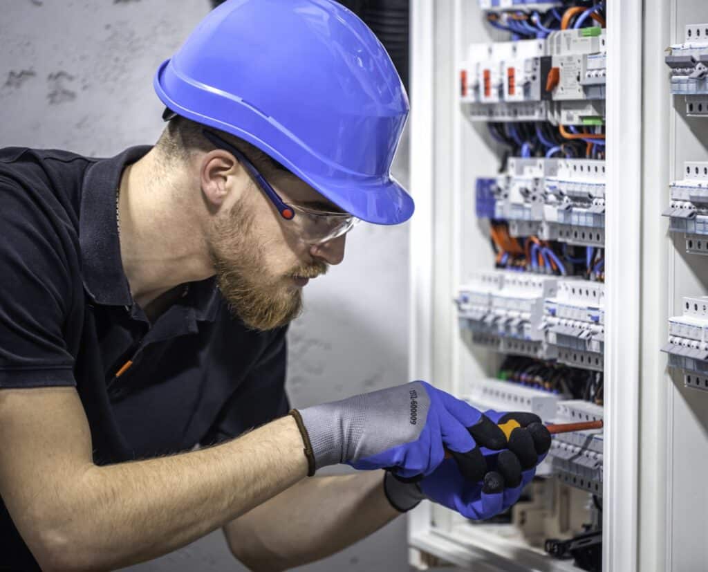 Électricien professionnel 13-Elec effectuant un dépannage électrique urgent à Dardilly avec outils spécialisés