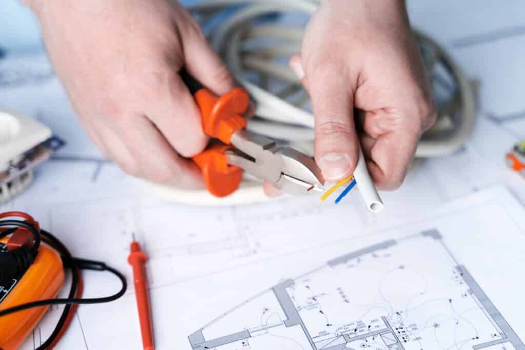 Électricien professionnel effectuant un dépannage électrique à domicile à Saint-Didier-au-Mont-d'Or - Intervention sécurisée 24h/24