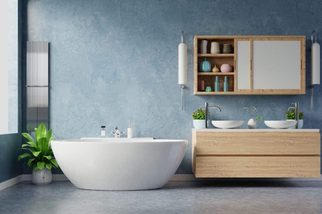 Salle de bain moderne avec mur bleu foncé nécessitant une sécurisation électrique conforme aux normes dans les pièces d'eau à Dardilly