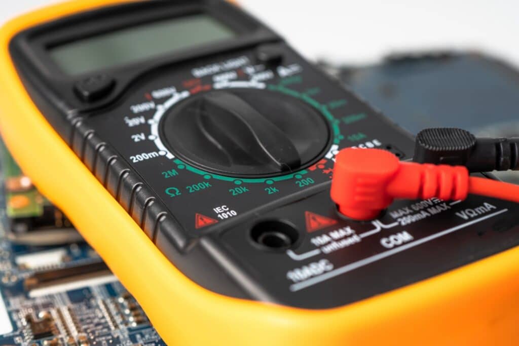 Multimètre électronique digital pour mesurer la tension lors d'un dépannage électrique à Écully - 13-Elec électricien professionnel