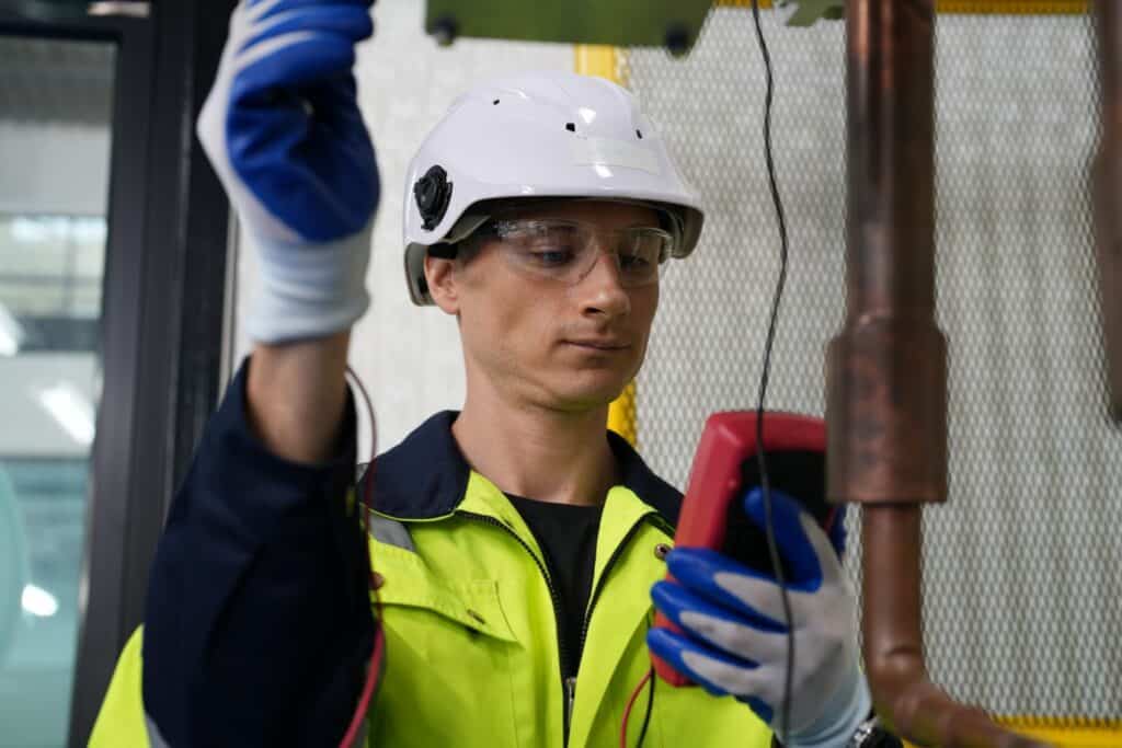 Électricien expert 13-Elec diagnostiquant une panne électrique avec équipement professionnel à Villeurbanne - intervention rapide 24h/24